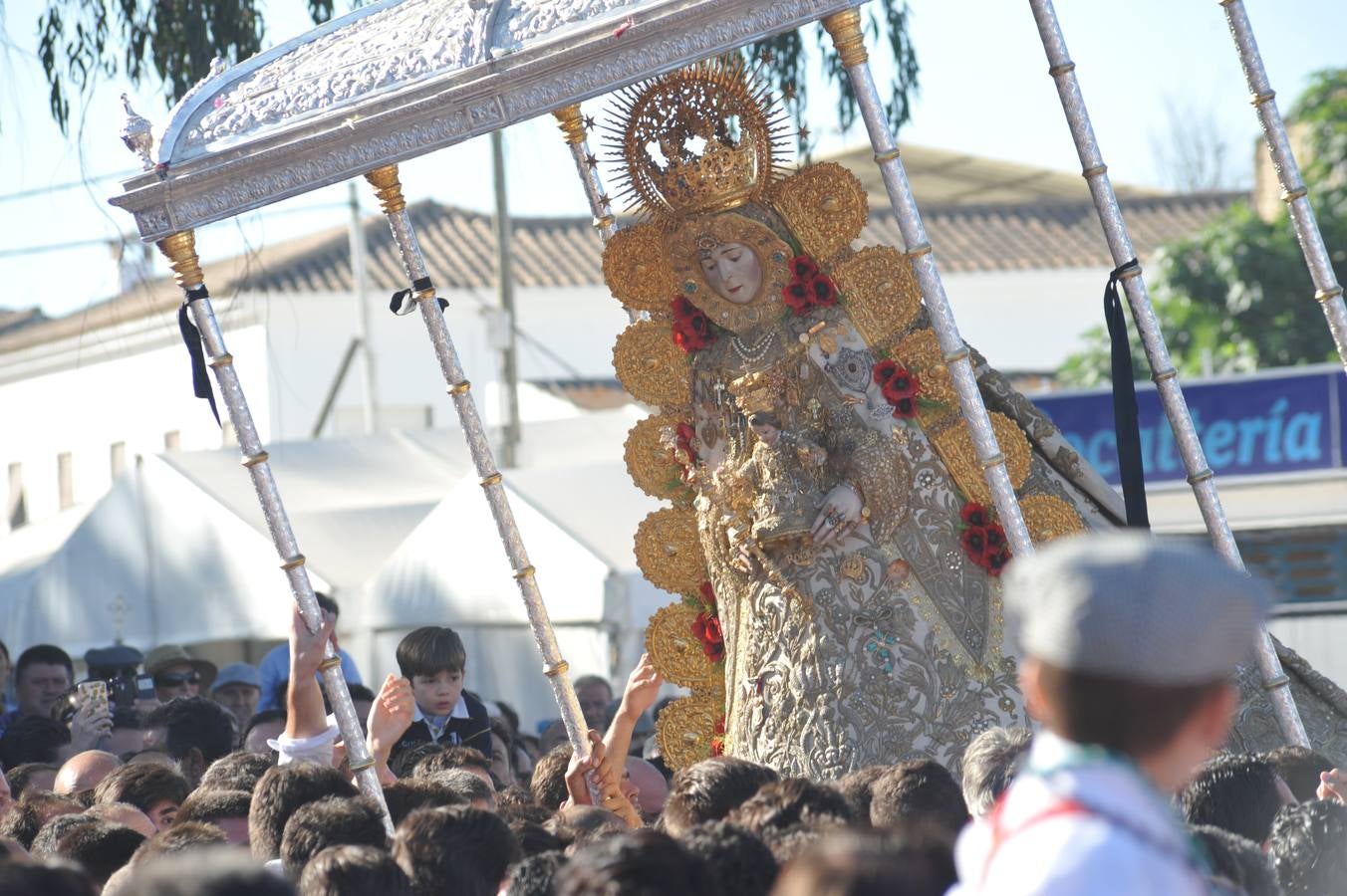 Momentos de emoción, satisfacción y alegría al paso de la Blanca Paloma, arropada en todo momento por una multitud de fieles que han reiterado salves, vivas, palmas y cantes al tenerla cerca