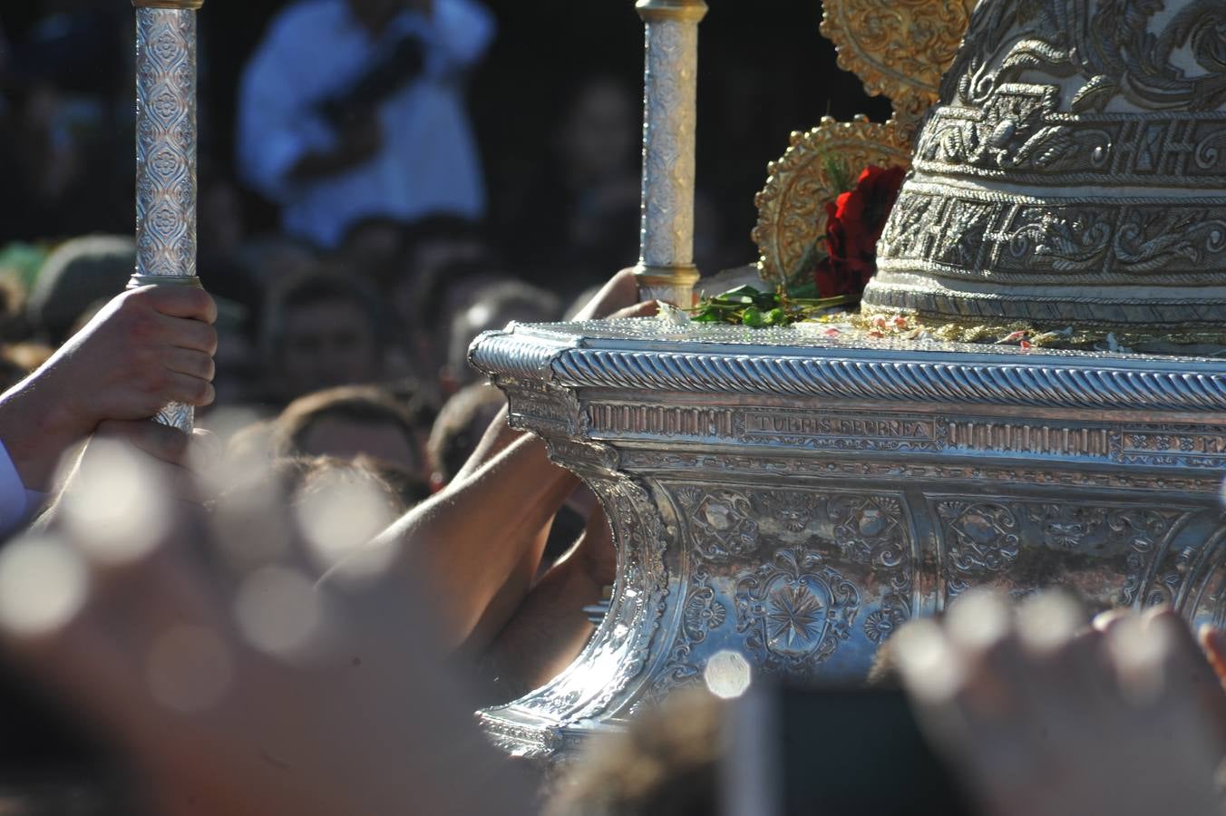 Momentos de emoción, satisfacción y alegría al paso de la Blanca Paloma, arropada en todo momento por una multitud de fieles que han reiterado salves, vivas, palmas y cantes al tenerla cerca