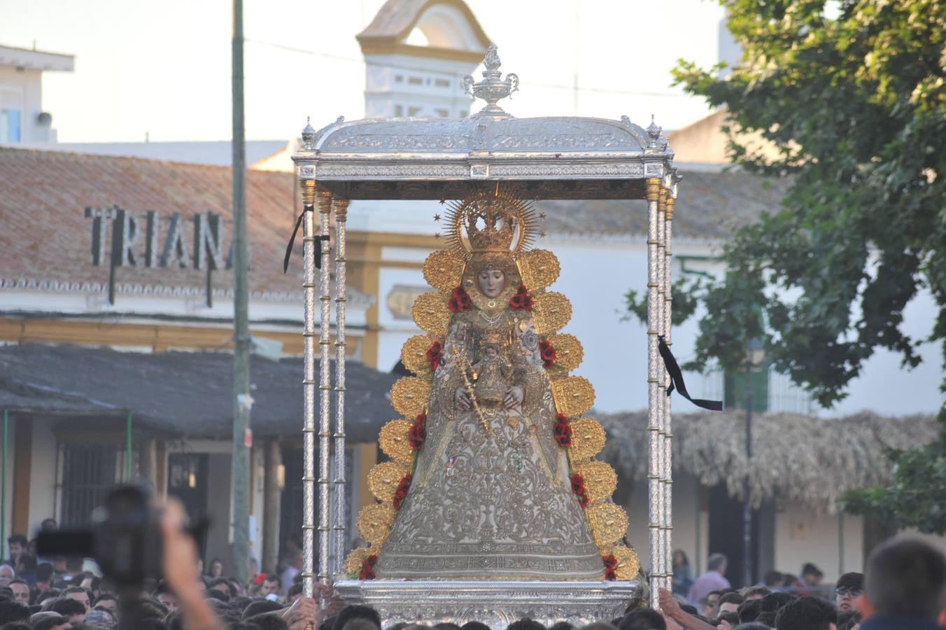 Momentos de emoción, satisfacción y alegría al paso de la Blanca Paloma, arropada en todo momento por una multitud de fieles que han reiterado salves, vivas, palmas y cantes al tenerla cerca