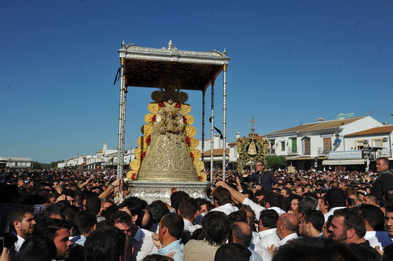 Momentos de emoción, satisfacción y alegría al paso de la Blanca Paloma, arropada en todo momento por una multitud de fieles que han reiterado salves, vivas, palmas y cantes al tenerla cerca