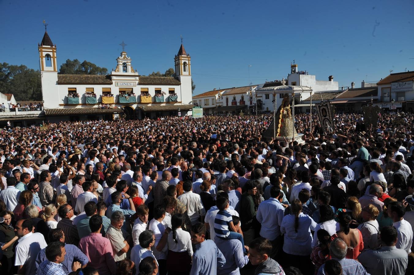 Momentos de emoción, satisfacción y alegría al paso de la Blanca Paloma, arropada en todo momento por una multitud de fieles que han reiterado salves, vivas, palmas y cantes al tenerla cerca