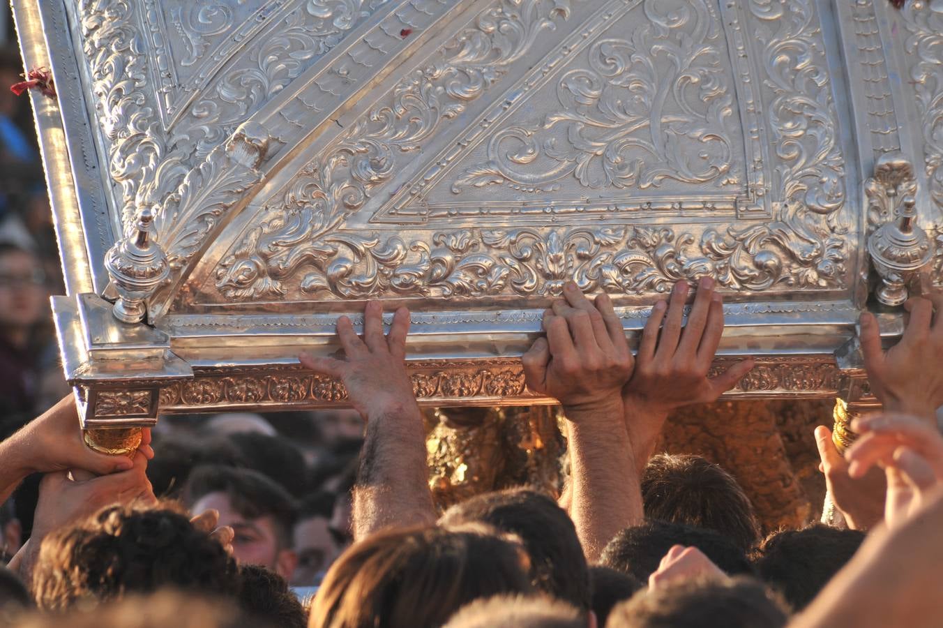 Momentos de emoción, satisfacción y alegría al paso de la Blanca Paloma, arropada en todo momento por una multitud de fieles que han reiterado salves, vivas, palmas y cantes al tenerla cerca