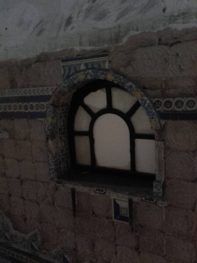 El vandalismo ha acabado con parte de los azulejos del siglo XVIII de las Reales Atarazanas