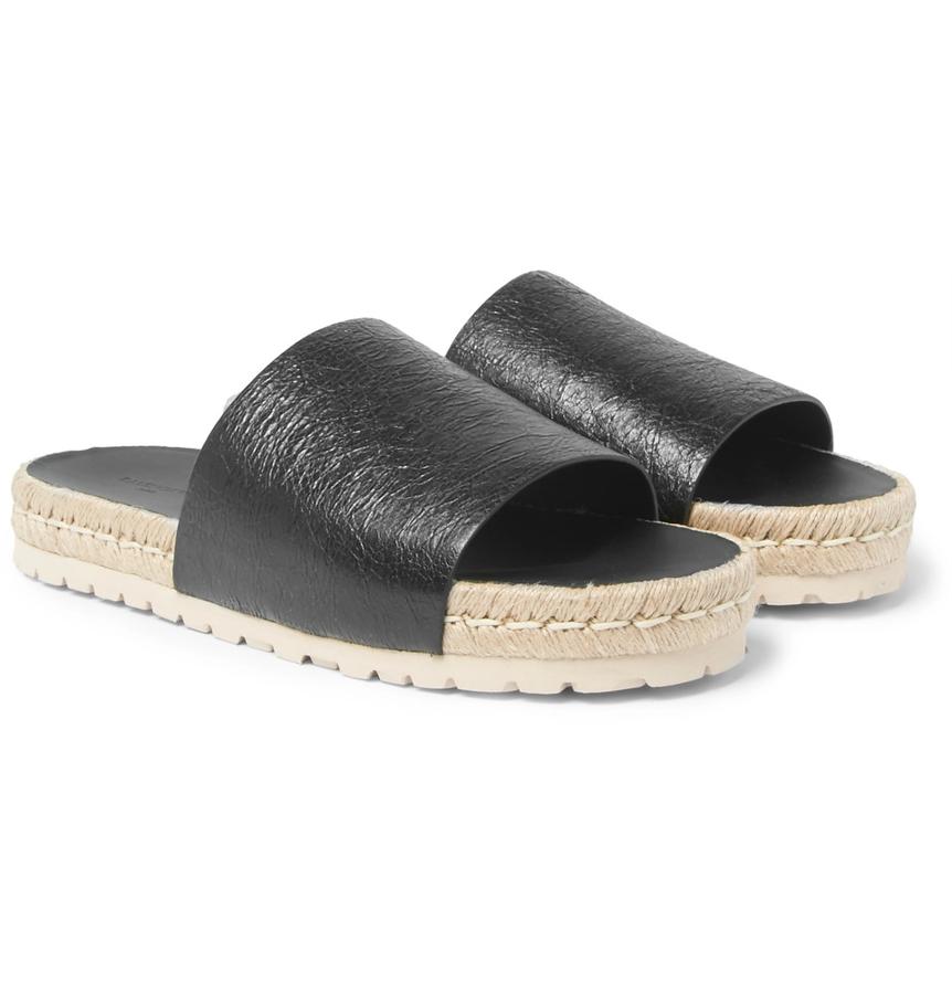 Sandalias de Balenciaga. Negras y con suela de esparto (Precio: 295 euros)