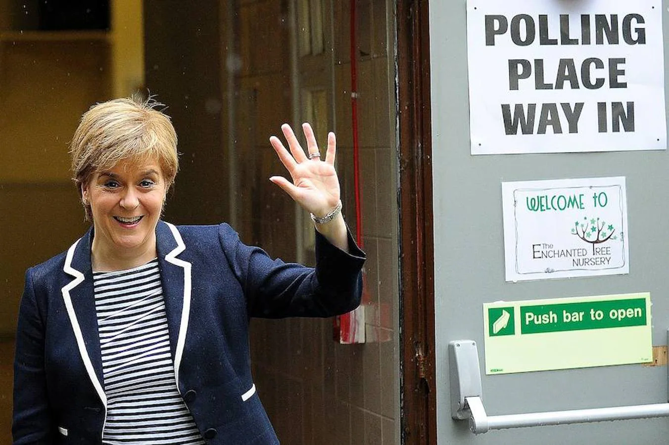 Sturgeon vota en Glasgow. La primera ministra de Escocia y líder del Partido Nacional Escocés (SNP), Nicola Sturgeon, gesticula mientras sale de una sala de después de votar, en Glasgow.