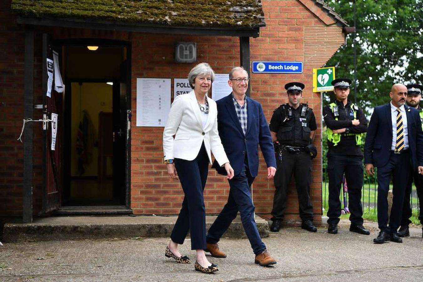 Theresay May fue a votar junto a su marido en Londres. La primera ministra de Gran Bretaña, Theresa May, y su esposo Philip, abandonan el colegio electoral tras echar su papeleta en Sonning, al oeste de Londres