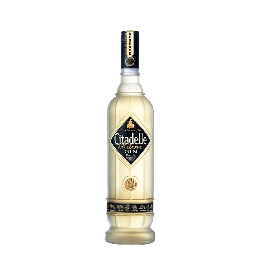 CitadelleReserve Gin. La clásica Citadelle pasa por el  envejecimiento  en barricas de roble para cognac durante seis meses (49 €).