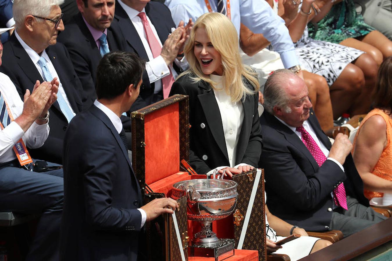 La actriz Nicole Kidman y el exatleta Tony Estanguet presentan el trofeo antes del inicio del partido. Detrás, el Rey Juan Carlos I.. 