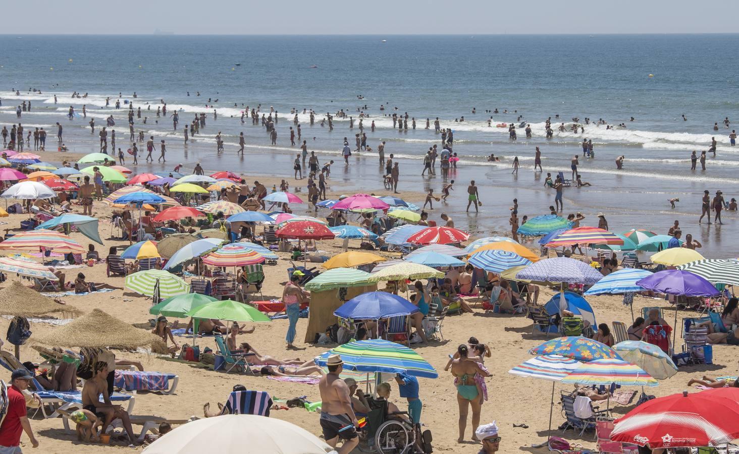 Lleno absoluto en las playas andaluzas