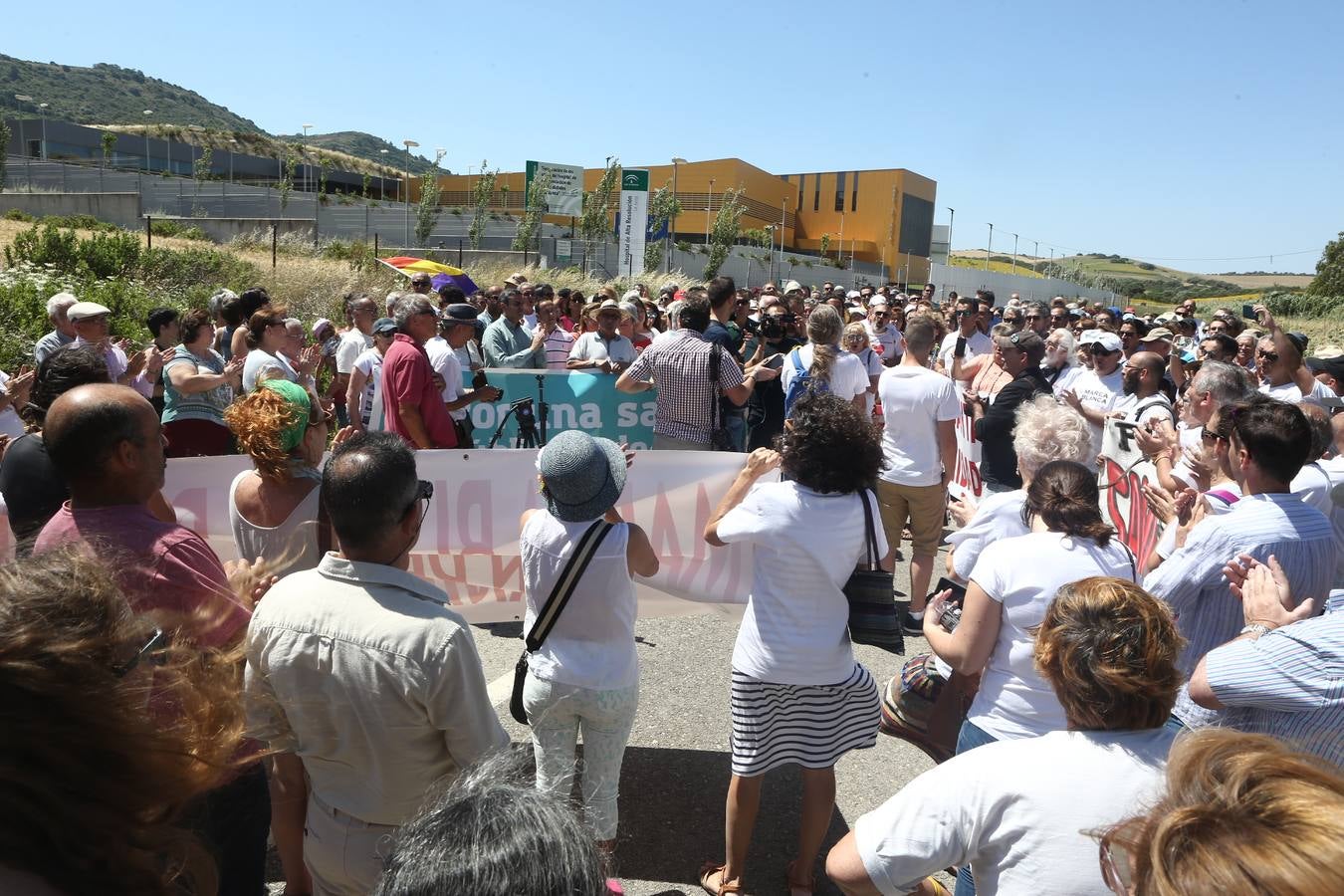 Manifestación en Vejer para reclamar la apertura del hospital