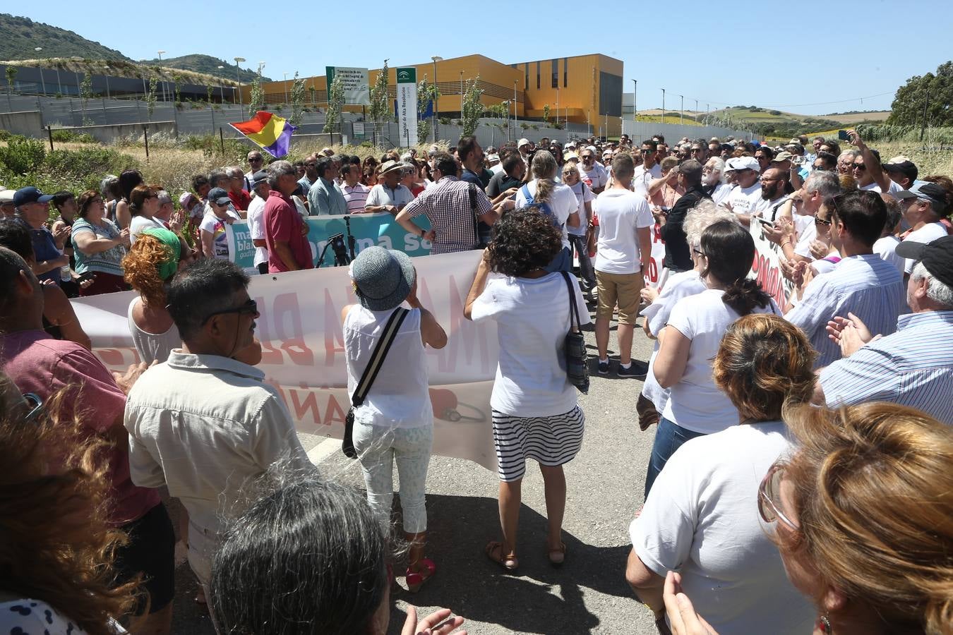 Manifestación en Vejer para reclamar la apertura del hospital