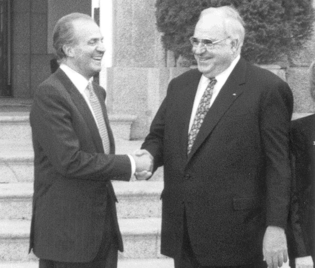 Helmut Kohl, junto al Rey Juan Carlos I en una fotografía fechada en noviembre de 1996