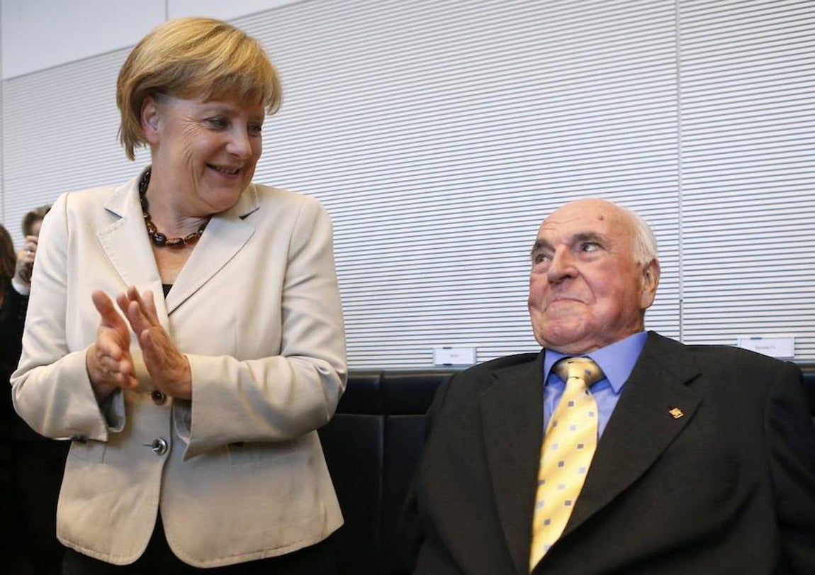Helmut Kohl junto a Angela Merkel, en una foto del año 2014. Reuters