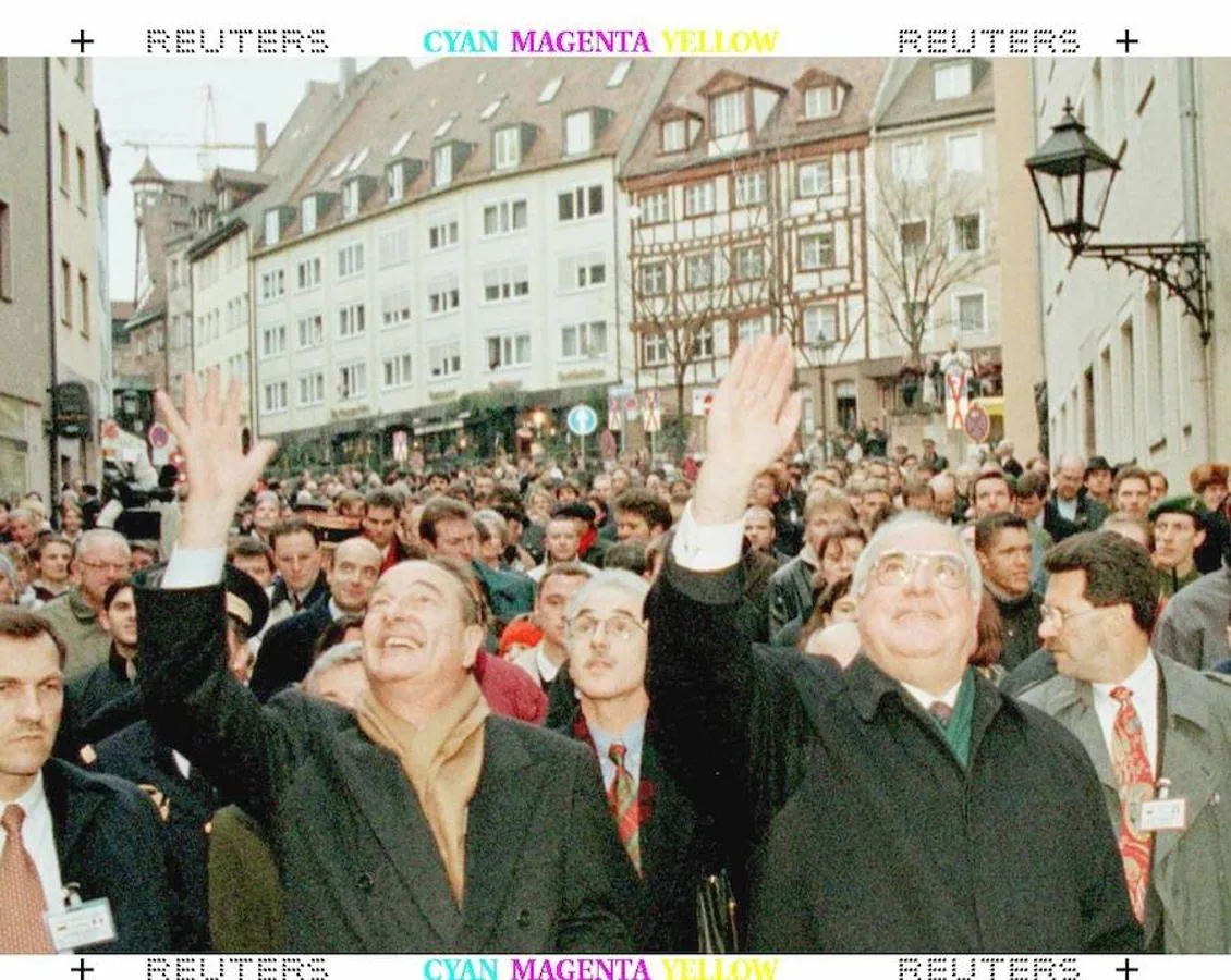 Helmut Kohl saluda junto a Jacques Chirac en Nuremberg (Alemania)