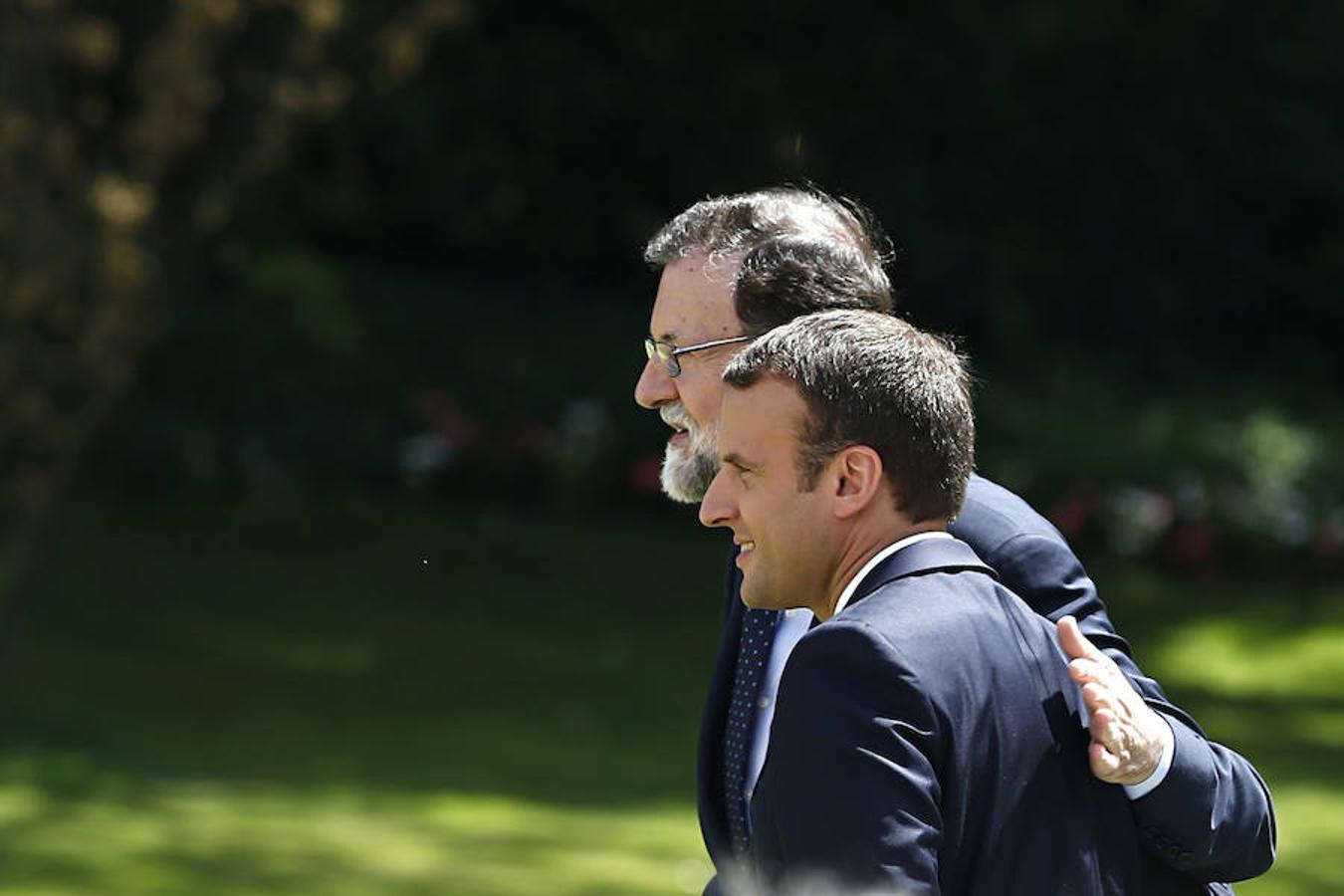 Mariano Rajoy y Emmanuel Macron, tras la rueda de prensa conjunta en los jardines del Elíseo. Efe