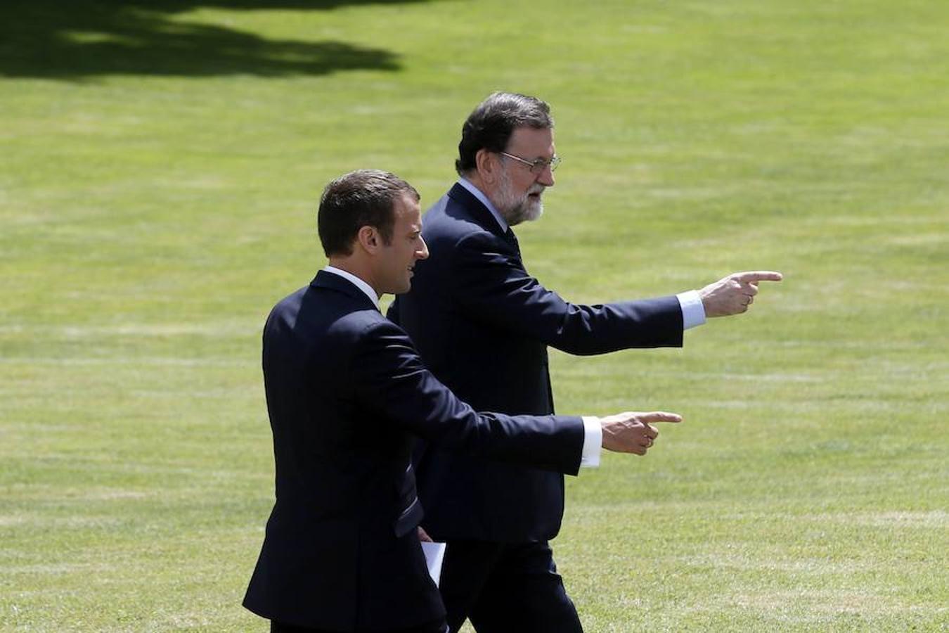 Mariano Rajoy y Emmanuel Macron se dirigen a la rueda de prensa conjunta en los jardines del Elíseo. Efe