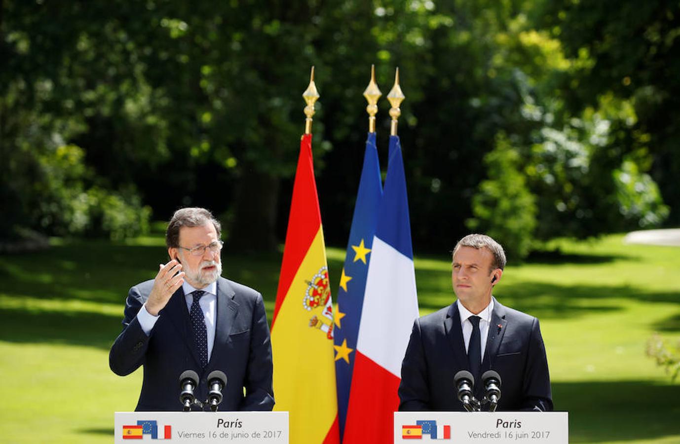 Mariano Rajoy y Emmanuel Macron, en la rueda de prensa conjunta en los jardines del Elíseo. Efe