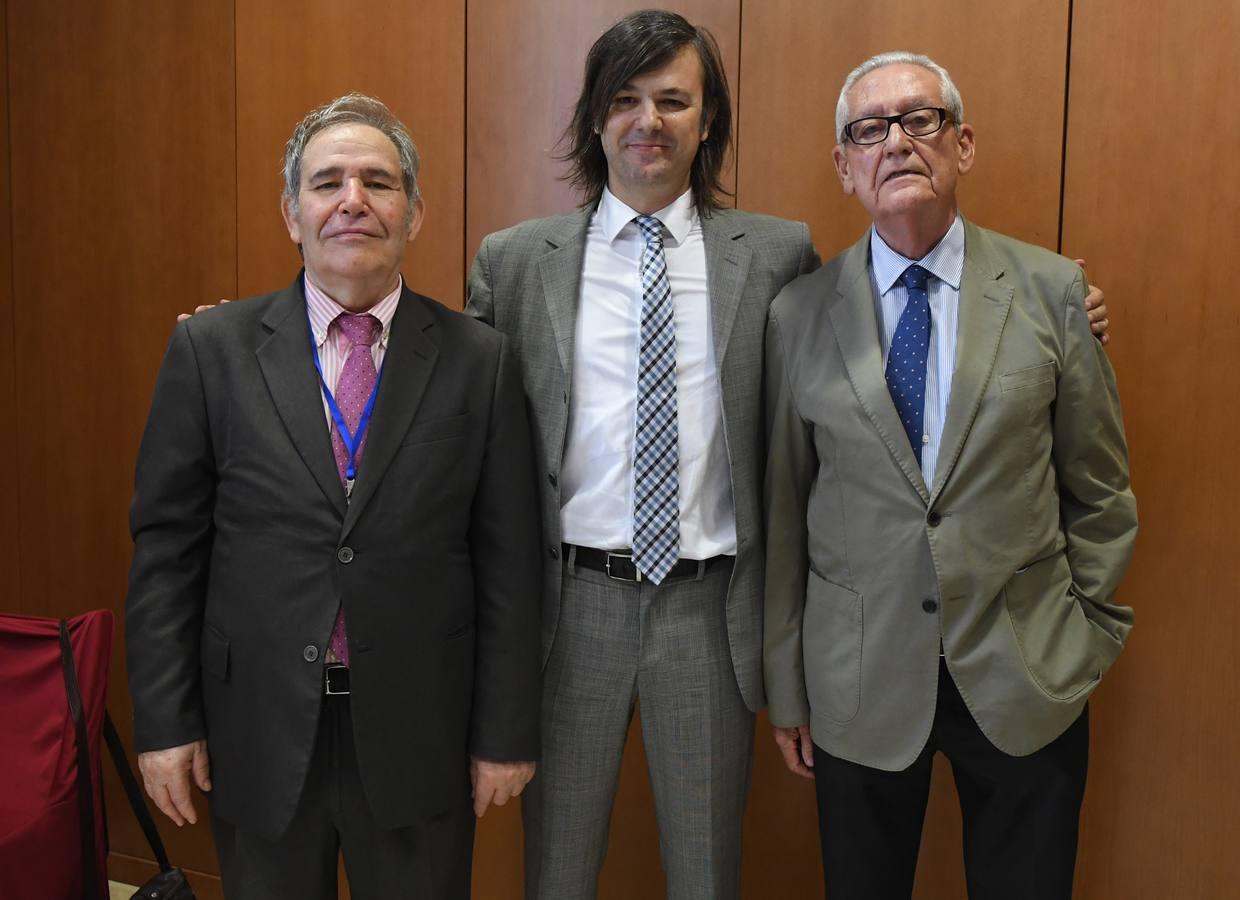 Ángel Lopez, ex presidente del Parlamento, y Rafael Escuredo, ex presidente de la Junta de Andalucía, con el decano de la facultad de Derecho, Alfonso Castro