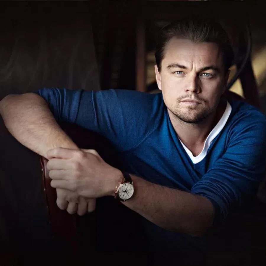 Leonardo DiCaprio. El actor, productor de cine y ganador de un Óscar se ha distinguido durante toda su carrera por su personalidad y su elegancia. La hora para Leonardo tiene el nombre de esta casa, de la cual es uno de los embajadores.