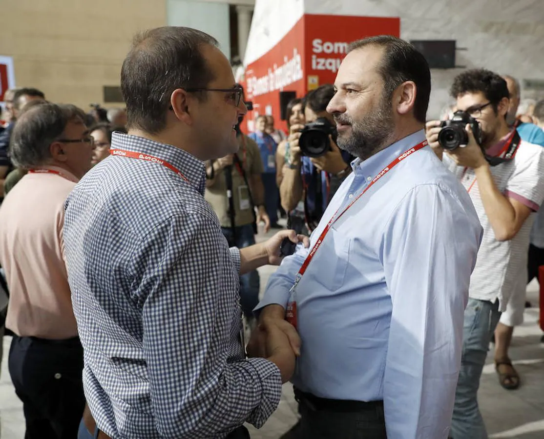 El portavoz provisional del PSOE en el Congreso y próximo secretario de Organización, José Luis Ábalos (d), saluda al que también fuera secretario de Organización César Luena