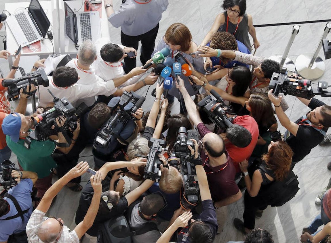 La secretaria general de los socialistas vascos, Idoia Mendia, atiende a los medios. 