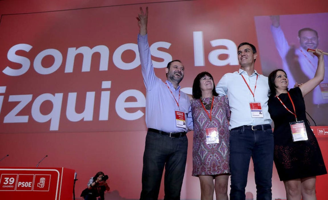 De izquierda a derecha, José Luis Abalos, Cristina Narbona, Pedro Sánchez y Adriana Lastra saludan a los delegados al comienzo del Congreso Federal del PSOE. 