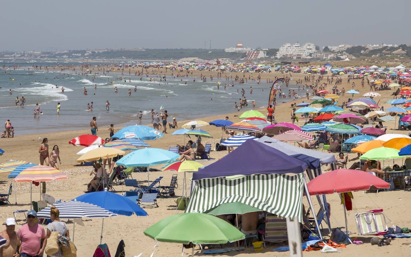 Calles semivacías en Sevilla, playas llenas en Huelva