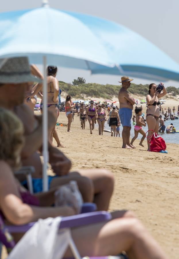 Calles semivacías en Sevilla, playas llenas en Huelva