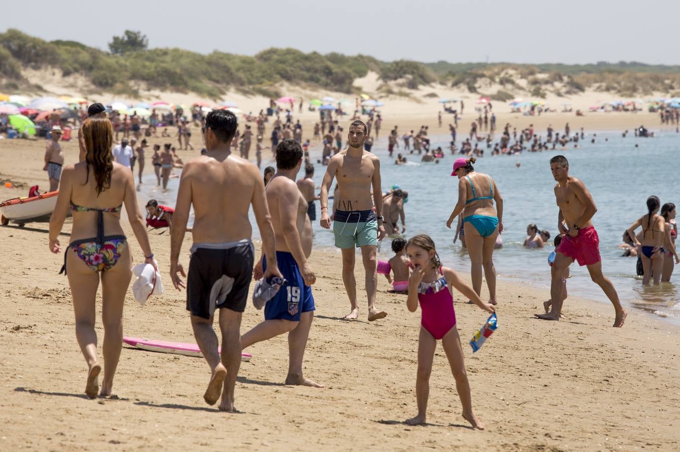 Calles semivacías en Sevilla, playas llenas en Huelva