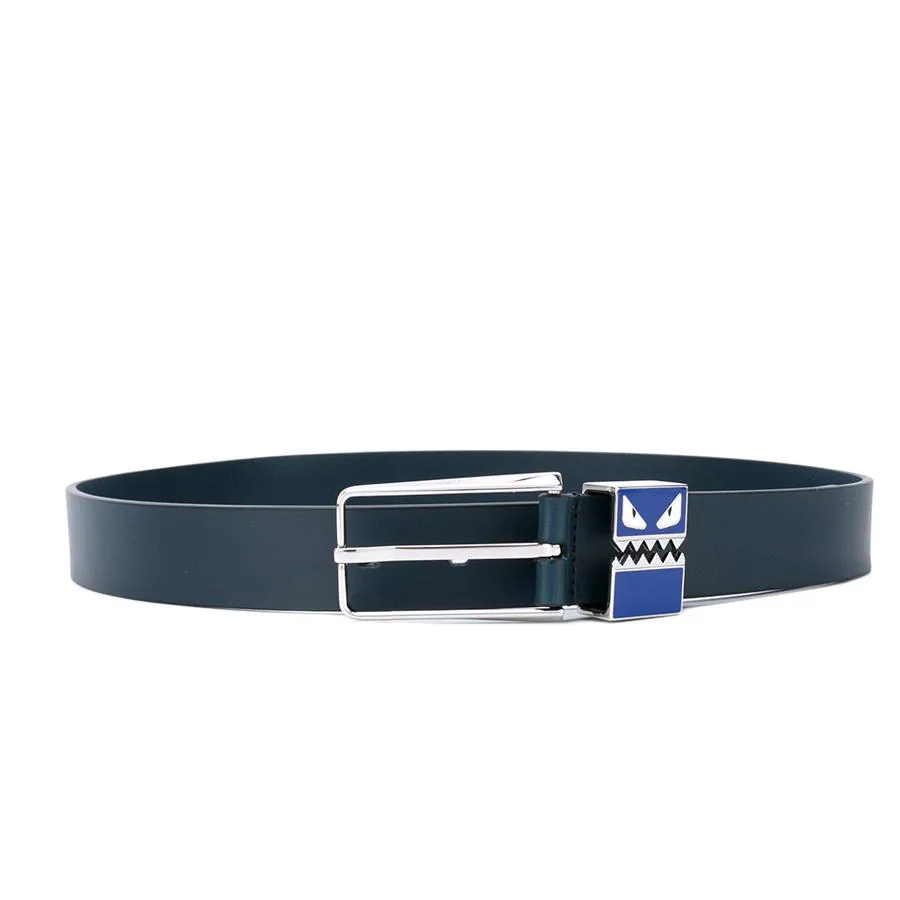 Cinturón clásico en piel de becerro azul marino (360€).