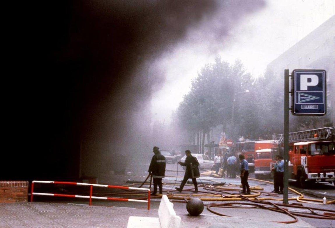 Bomberos y policías en la zona del atentado. 