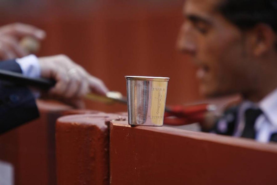 El vaso de Ivan Fandiño, con el matador al fondo, en la plaza de la Maestranza de Sevilla en 2011. Raúl Doblado