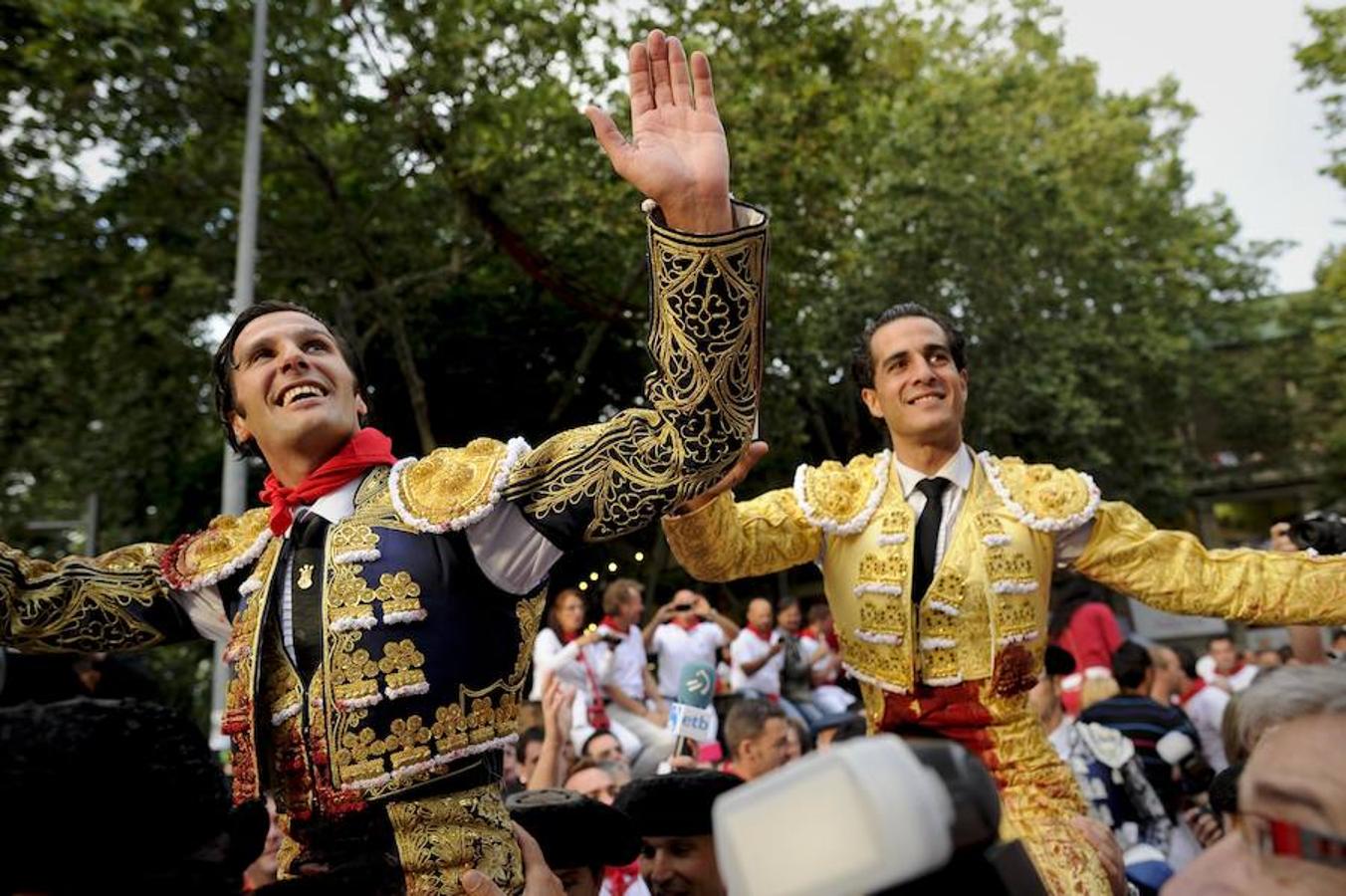 Ivan Fandiño (derecha) y David Mora (izquierda) salen a hombros en la Feria de San Fermín 2012. AFP