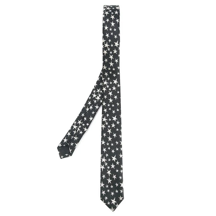 Corbata fina con motivo de estrellas en seda jacquard negra y blanco roto (145€).