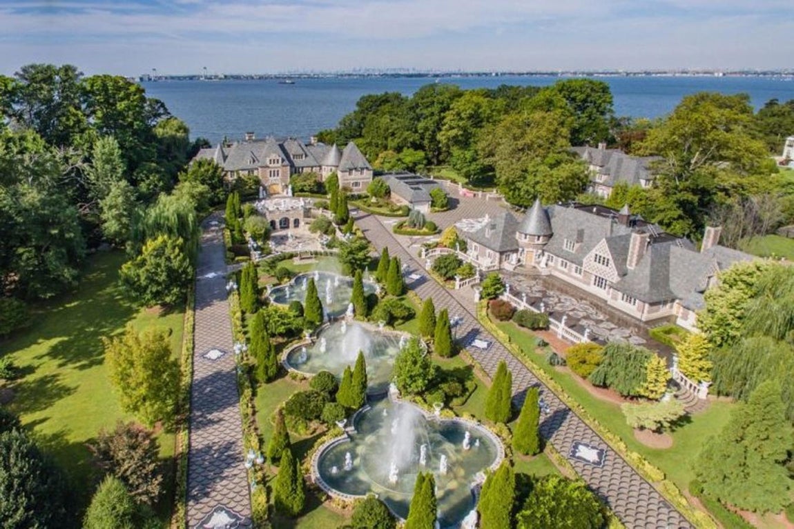 Entrada a la lujosa propiedad llena de fuentes y un diseño de jardines característico de los años 20.