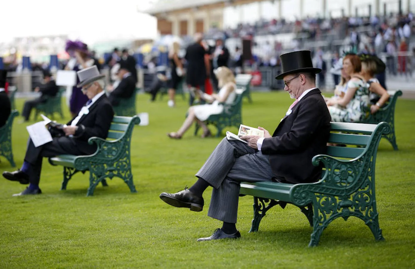 Un evento sinónimo de elegancia sartorial en el que los hombres están obligados a lucir traje de chaqué negro o gris incluyendo la corbata, el chaleco y el sombrero de copa en todo momento