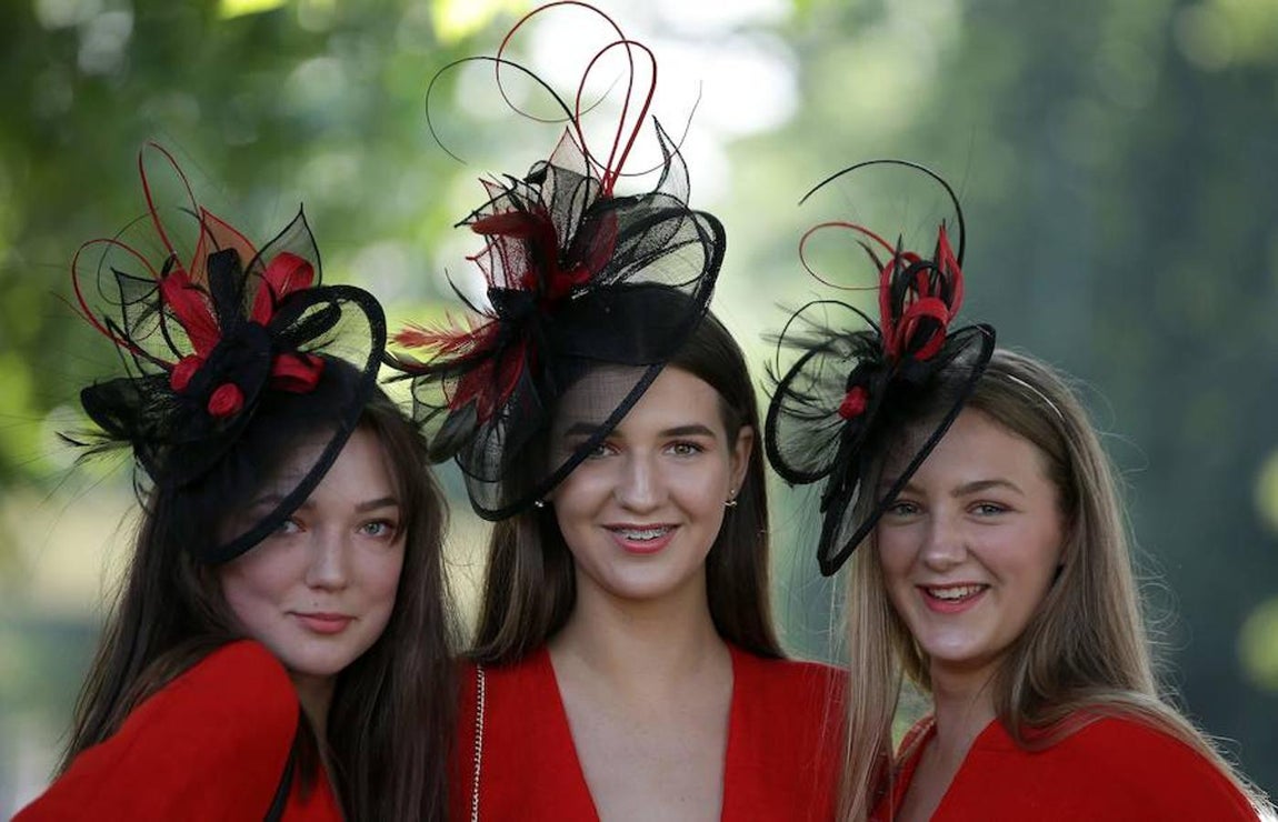 La ola de calor que se extendió por toda Gran Bretaña ha obligado a los organizadores del «Royal Ascot» a considerar disminuir el código de vestimenta si las condiciones se vuelven demasiado incómodas. 