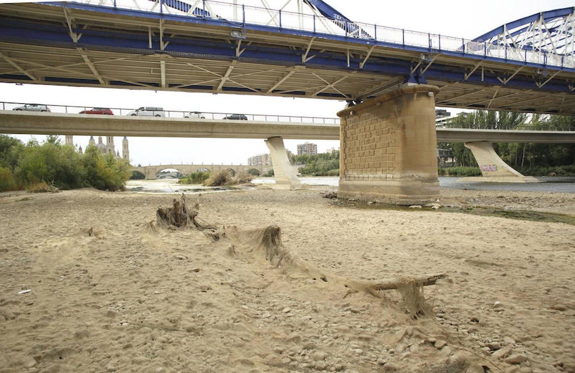 El problema es que la del Ebro sigue siendo una cuenca con un déficit regulador que hace que, en un mismo año se pase de caudales máximos con desbordamientos, a estiajes extremos. 