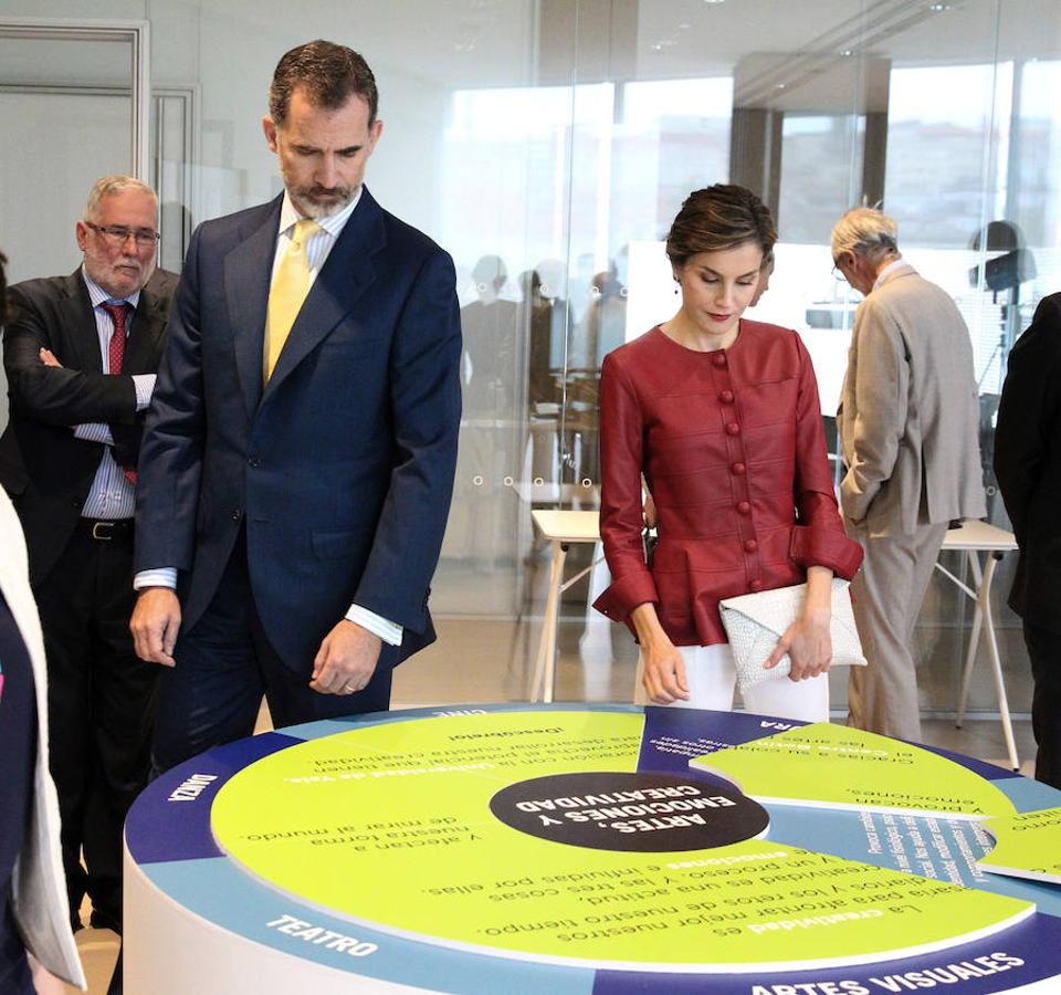 Los Reyes Felipe y Letizia observan una de las actividades situada en una de las aulas de educación del Centro Botín, nuevo centro de arte que pone en marcha dicha Fundación bajo un diseño de Renzo Piano y sobre la bahía de Santander, que hoy inauguraron los monarcas.. Efe