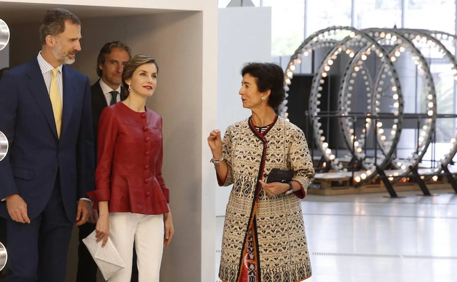Los Reyes Felipe y Letizia recorren una de las salas de exposiciones en la inauguración del Centro Botín, el nuevo centro de arte que pone en marcha la Fundación Botín bajo un diseño de Renzo Piano y sobre la bahía de Santander. 