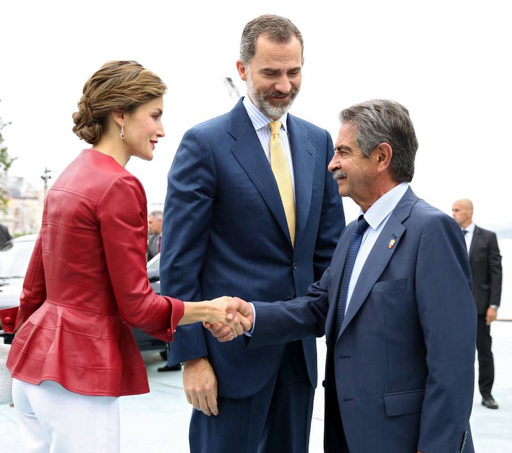 Los Reyes saludan al presidente de Cantabria, Miguel Ángel Revilla (d), en la inauguración del Centro Botín, nuevo centro de arte que pone en marcha la Fundación Botín bajo un diseño de Renzo Piano y sobre la bahía de Santander. 