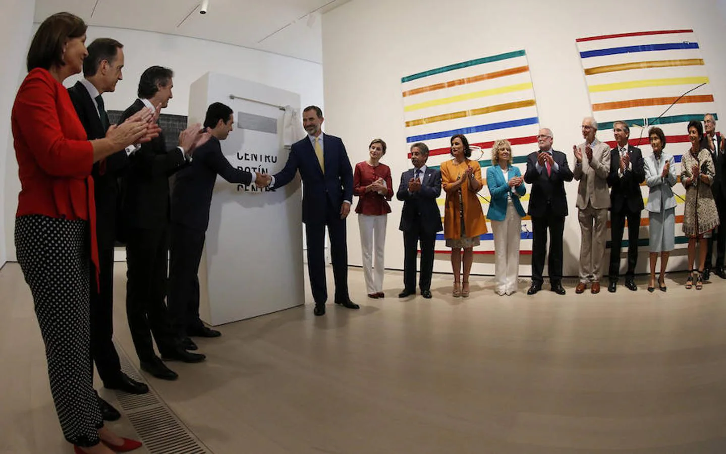 Los Reyes Felipe y Letizia descubren la placa conmemorativa durante la inauguración del Centro Botín, el nuevo centro de arte que pone en marcha la Fundación Botín bajo un diseño de Renzo Piano y sobre la bahía de Santander.