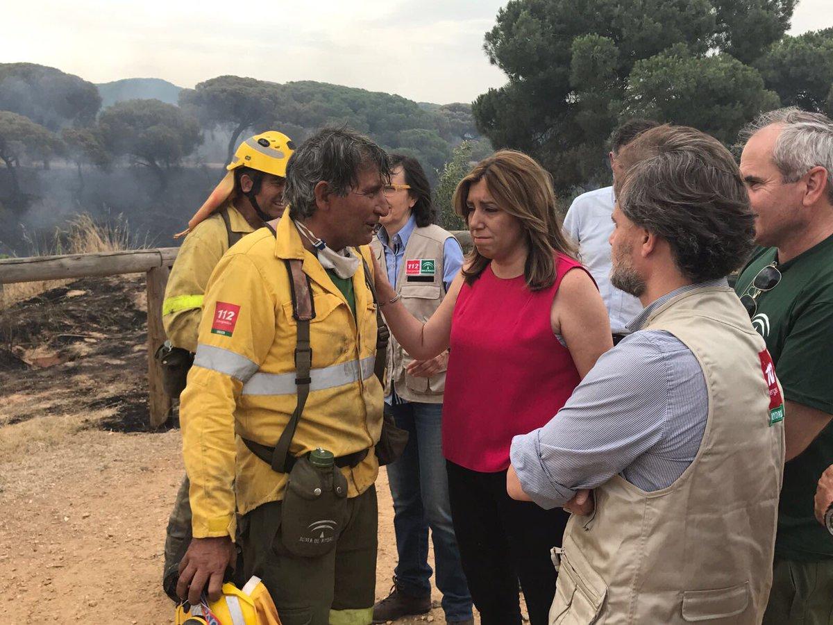 La presidenta de la Junta de Andalucía, Susana Díaz, da ánimos a uno de los bomberos que está trabajando en el incendio de Doñana. 