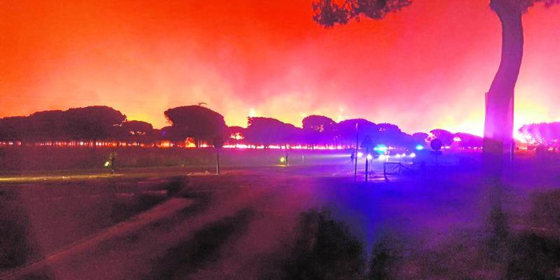 Las imágenes del incendio que amenazan con arrasar Doñana