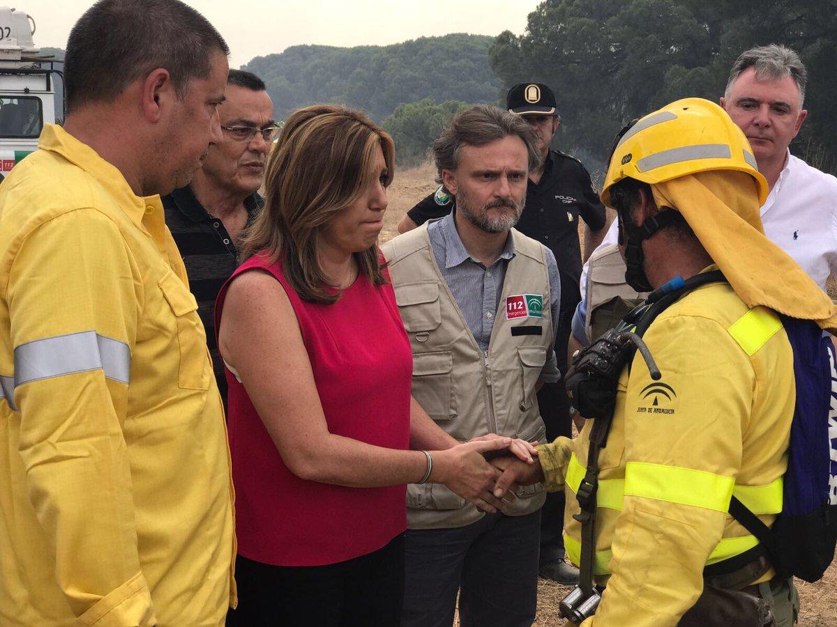 La presidenta de la Junta de Andalucía, Susana Díaz, también se ha desplazado en la mañana de este domingo a la zona para conocer de primera mano y supervisar las labores de extinción del incendio