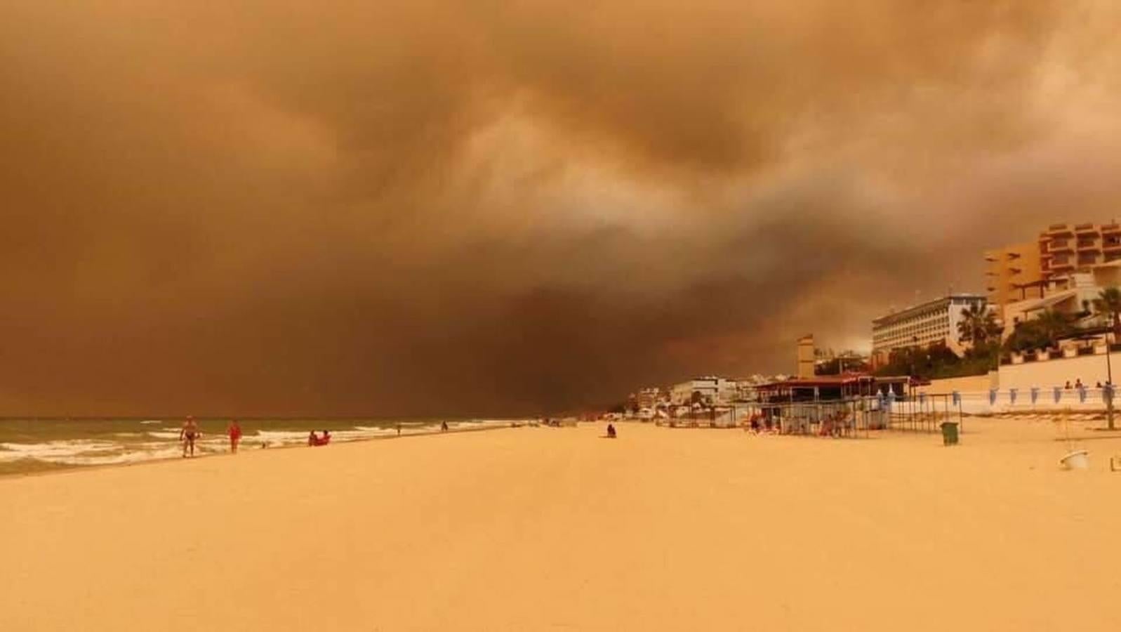 Nube de humo sobre Chipiona