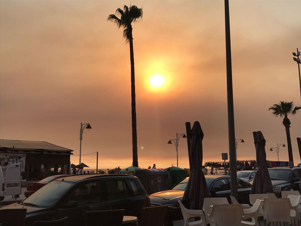 A última hora de la tarde la nube de humo se veía en el Paseo Marítimo de Cádiz. 