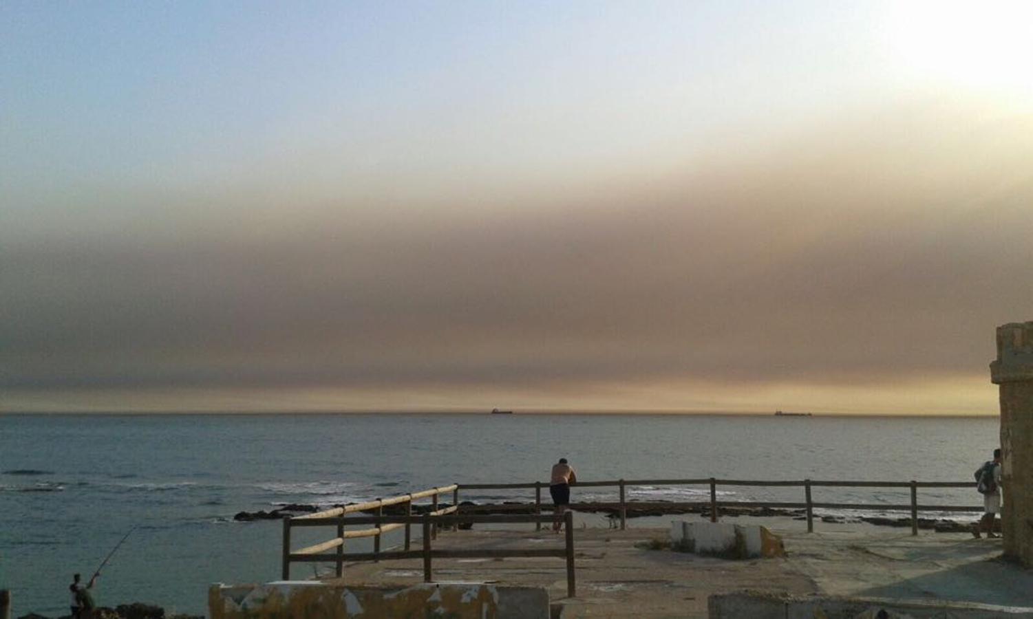 Vista desde El Puerto de la nube de humo llegando a Cádiz 