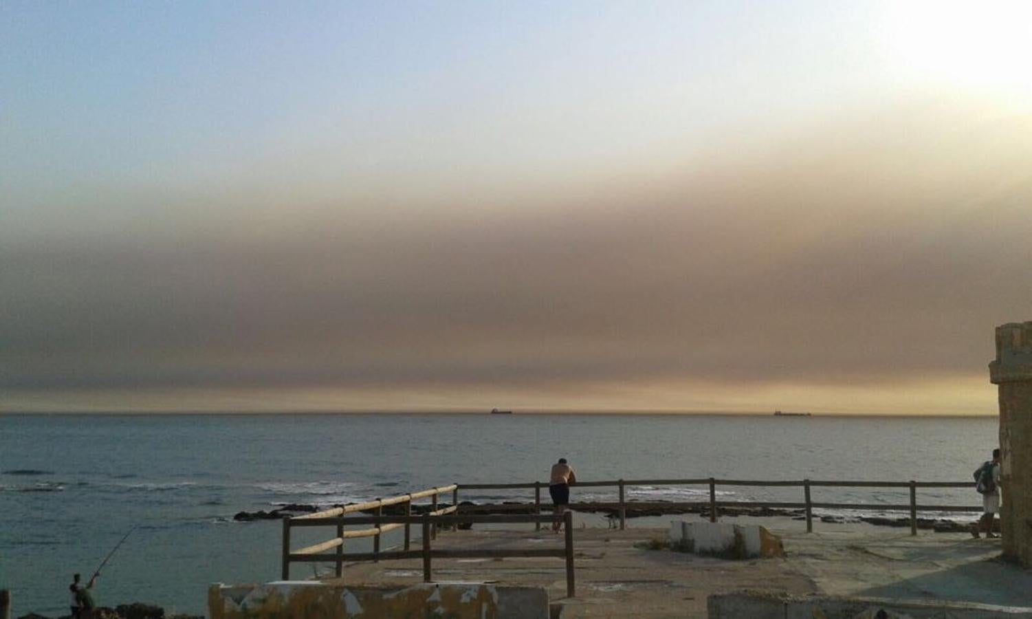 Vista desde El Puerto de la nube de humo llegando a Cádiz. 