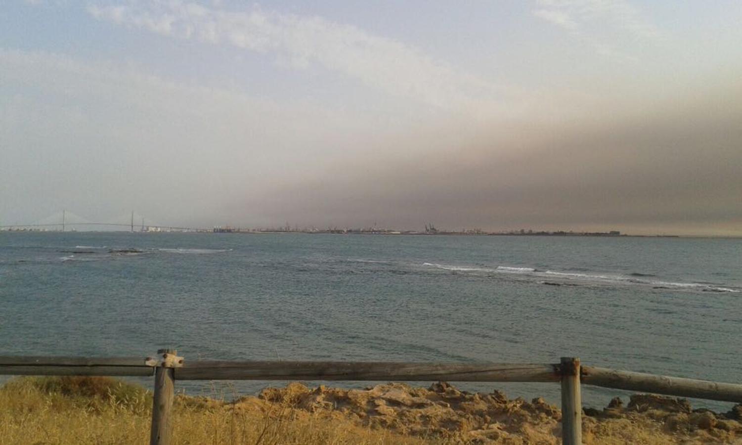 Vista desde El Puerto de la nube de humo llegando a Cádiz 